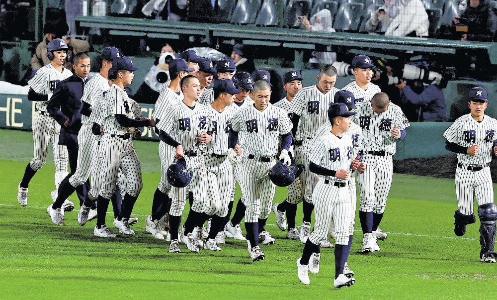 高校野球：明徳義塾のエース池崎安侍朗投手、延長十回に暴投などで