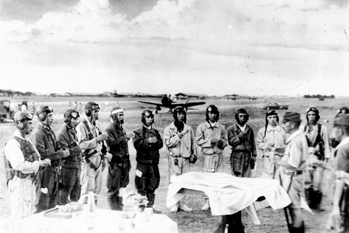 自ら整備した戦闘機、旅立つ兵士に何も言えず…「神風特攻隊」を見送っ