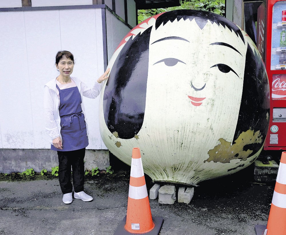 大雪で胴体からもげ落ちた「巨大こけしの頭」…修復へ募金、2日間で