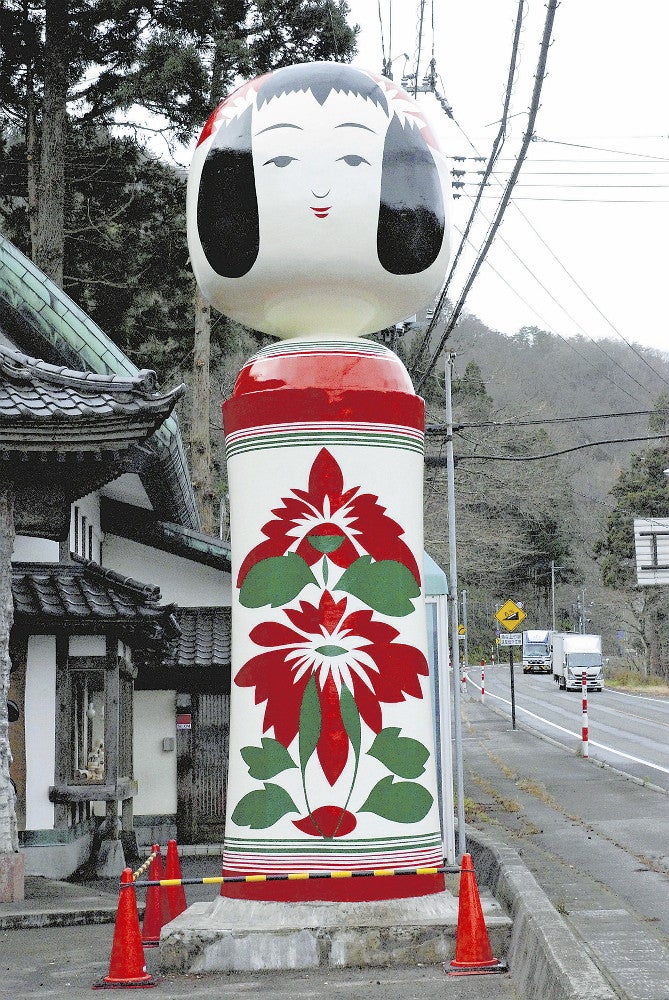 高さ6mの巨大こけし修復完了、雪でもげ落ちた頭部戻る…鳴子温泉の
