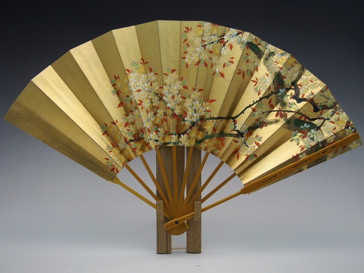 金地に春秋の柄仕舞扇