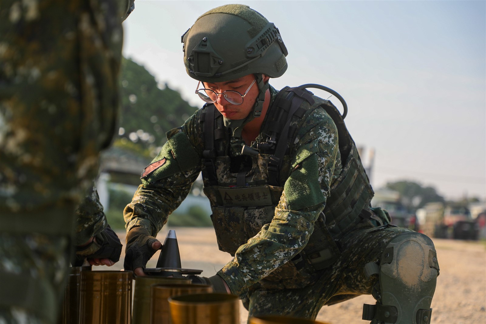 裝甲586旅砲兵營「原級校正實彈射擊」 奠定堅實戰力- 國防部青年日報社