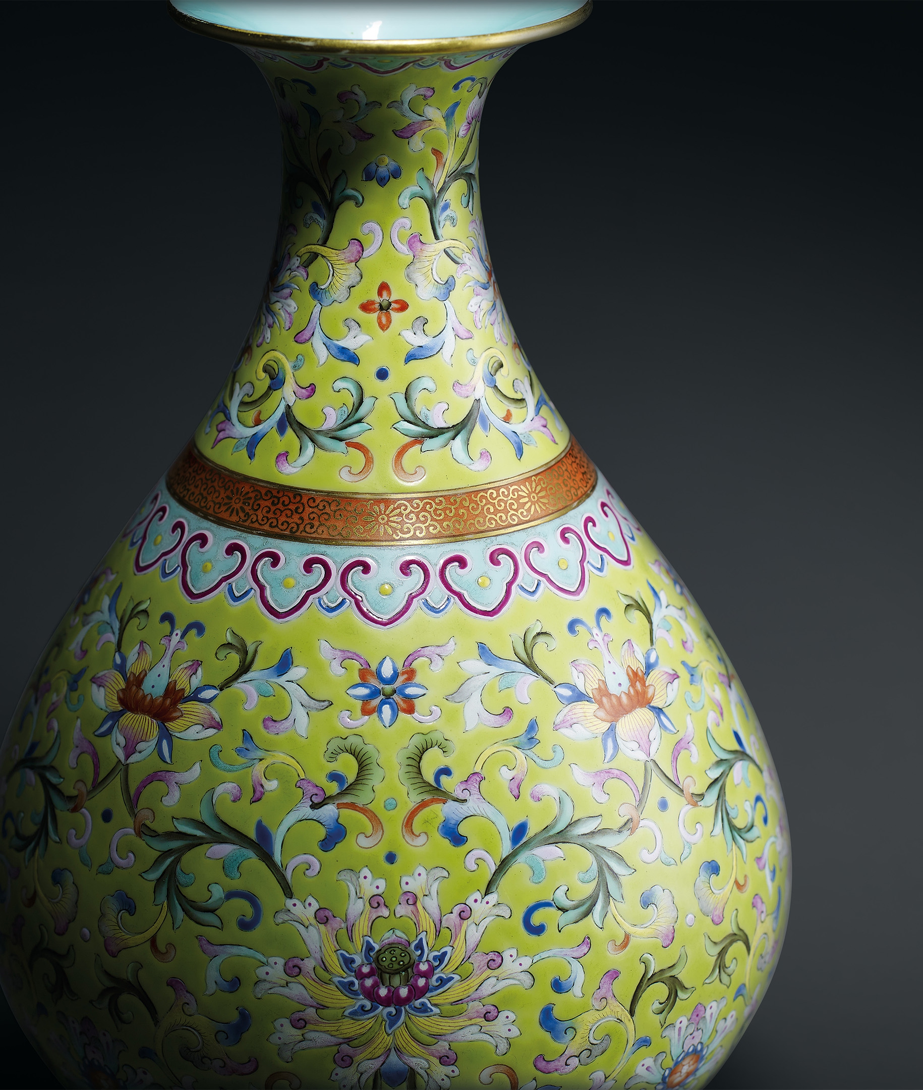 中国 大清乾隆年製 緑竜紋 長頸瓶。 中国 大清乾隆年製 緑竜紋 長頸瓶