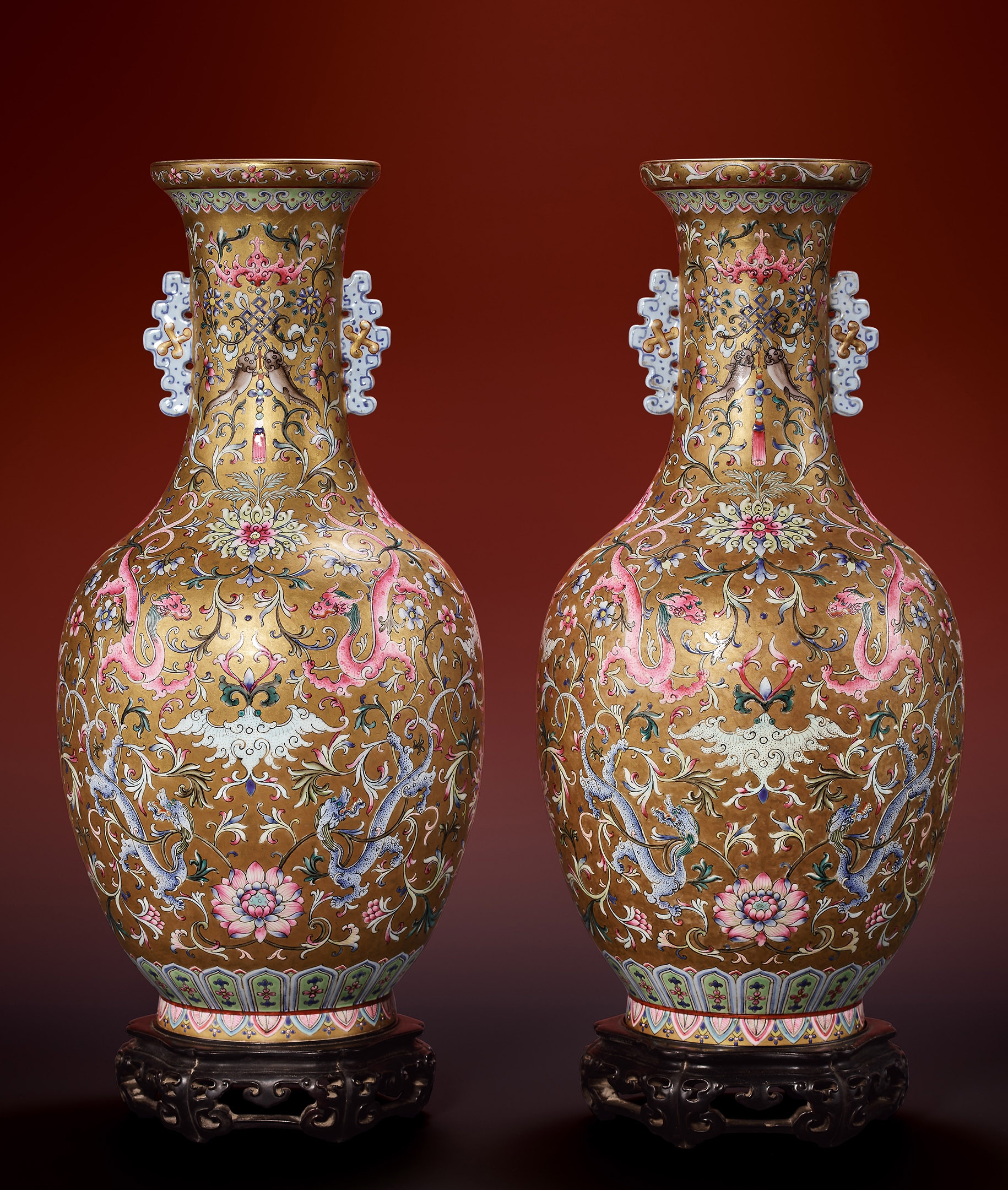 金地粉彩纏枝西番蓮螭龍紋雙龍耳瓶一對-宇珍國際藝術| Yu Jen Taipei