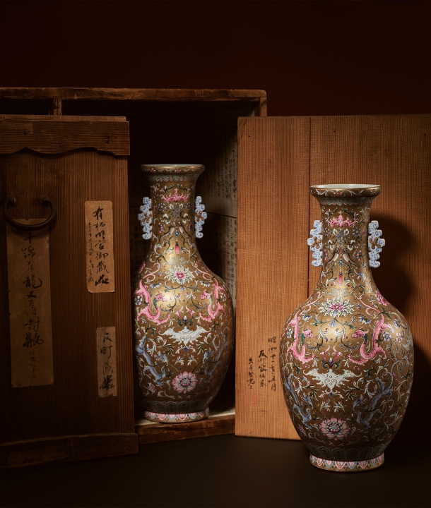 金地粉彩纏枝西番蓮螭龍紋雙龍耳瓶一對-宇珍國際藝術| Yu Jen Taipei