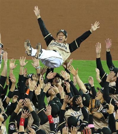 2016/10/29 日本ハムファイターズ優勝時胴上げ写真 栗山監督直筆 2016