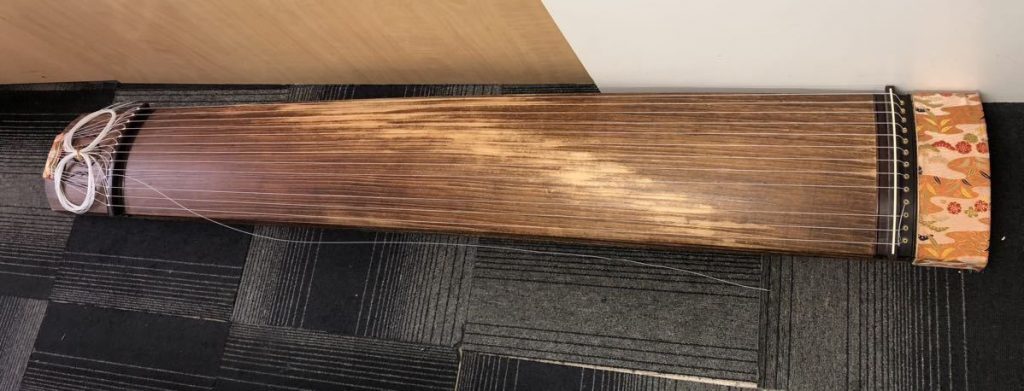 送料無料 木製筝 13本弦 和柄カバー付き 木製筝 13本弦 和柄カバー付き