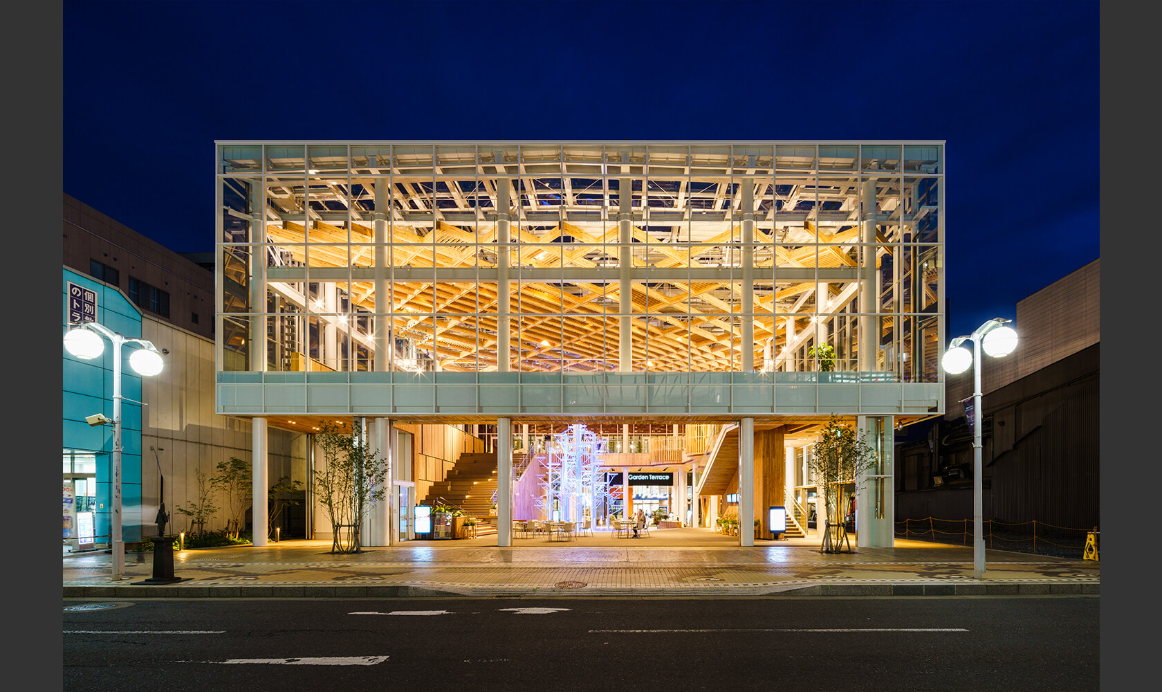 店舗・施設の納入事例 - 八戸まちなか広場 マチニワ | 大光電機株式会社