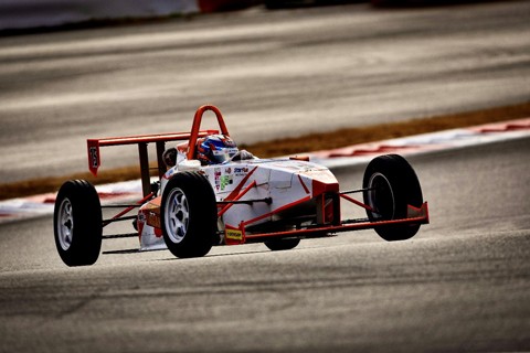 学生インタビュー｜レーシングドライバー｜機械工学系｜新着情報