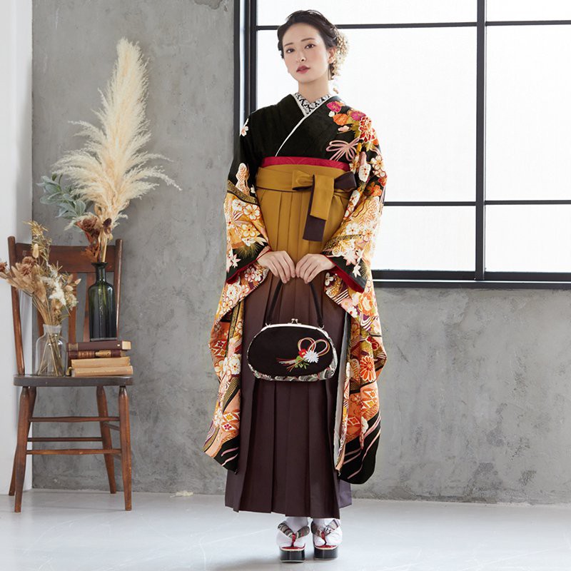 574.正絹振袖、黒バラ、160ぐらい