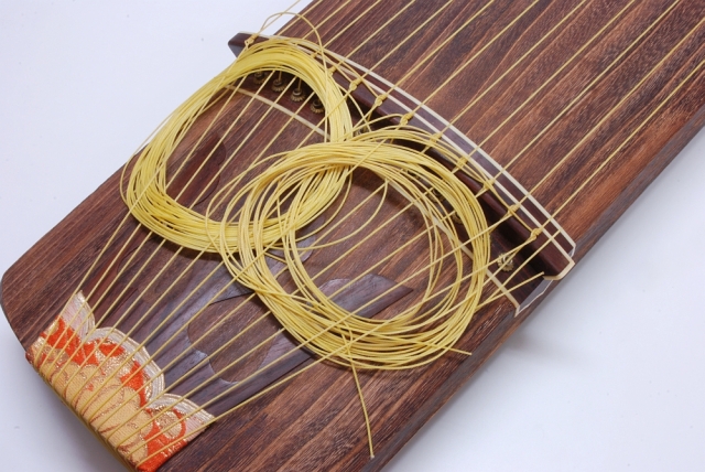 送料無料 木製筝 13本弦 和柄カバー付き 木製筝 13本弦 和柄カバー付き