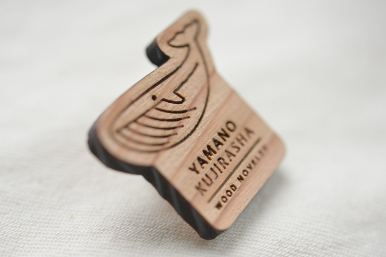 ピンバッジ 木のノベルティ・OEM 山のくじら舎