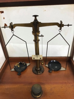 明治時代の調剤天秤 オールドクリニックの収蔵品㉙ | やんばいのぉ山添村