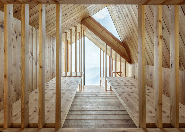 山の上で篭る、断崖の上のシンプルな山小屋「Mountain cabin by OFIS