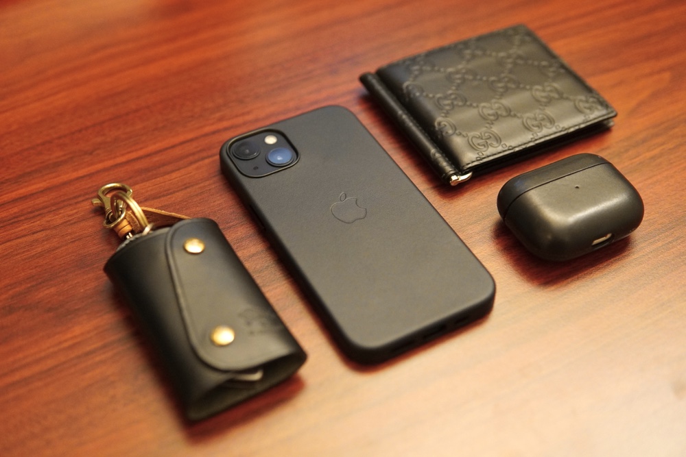 新品/入手困難】iPhone13 Pro純正レザーケース・ミッドナイト 【公式通販】