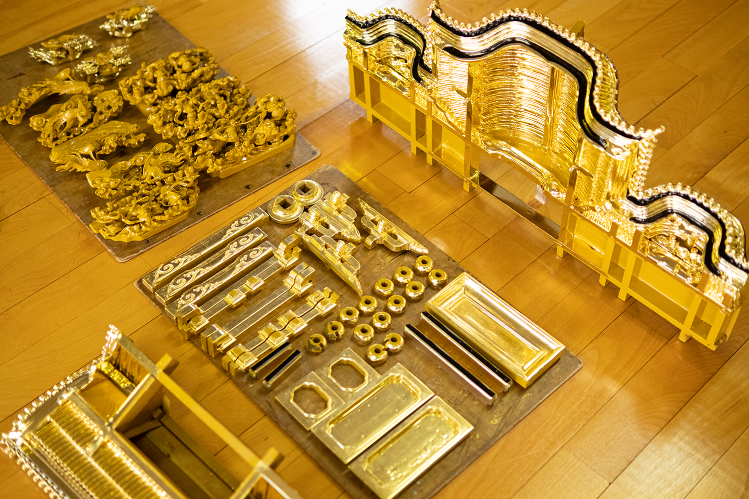 く*ま様 金箔装飾の伝統的な仏壇 く*ま様 金箔装飾の伝統的な仏壇 く