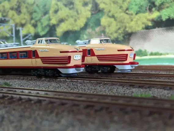 KATO 181系100番台「とき・あずさ」入線です。10-1147・10-1148