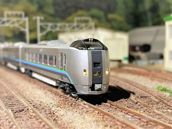 789系1000番台「カムイ・すずらん」HL-1004編成が入線しました。KATO