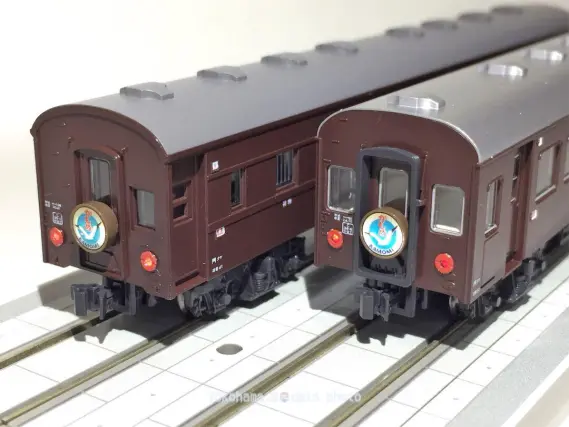 茶色の客車はまだ必要です。特急「かもめ」中期編成の入線です。KATO