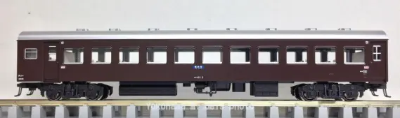 茶色の客車はまだ必要です。特急「かもめ」中期編成の入線です。KATO