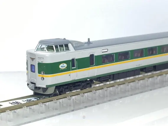 381系「やくも」リニューアル編成（緑の）が入線しました。KATO 10