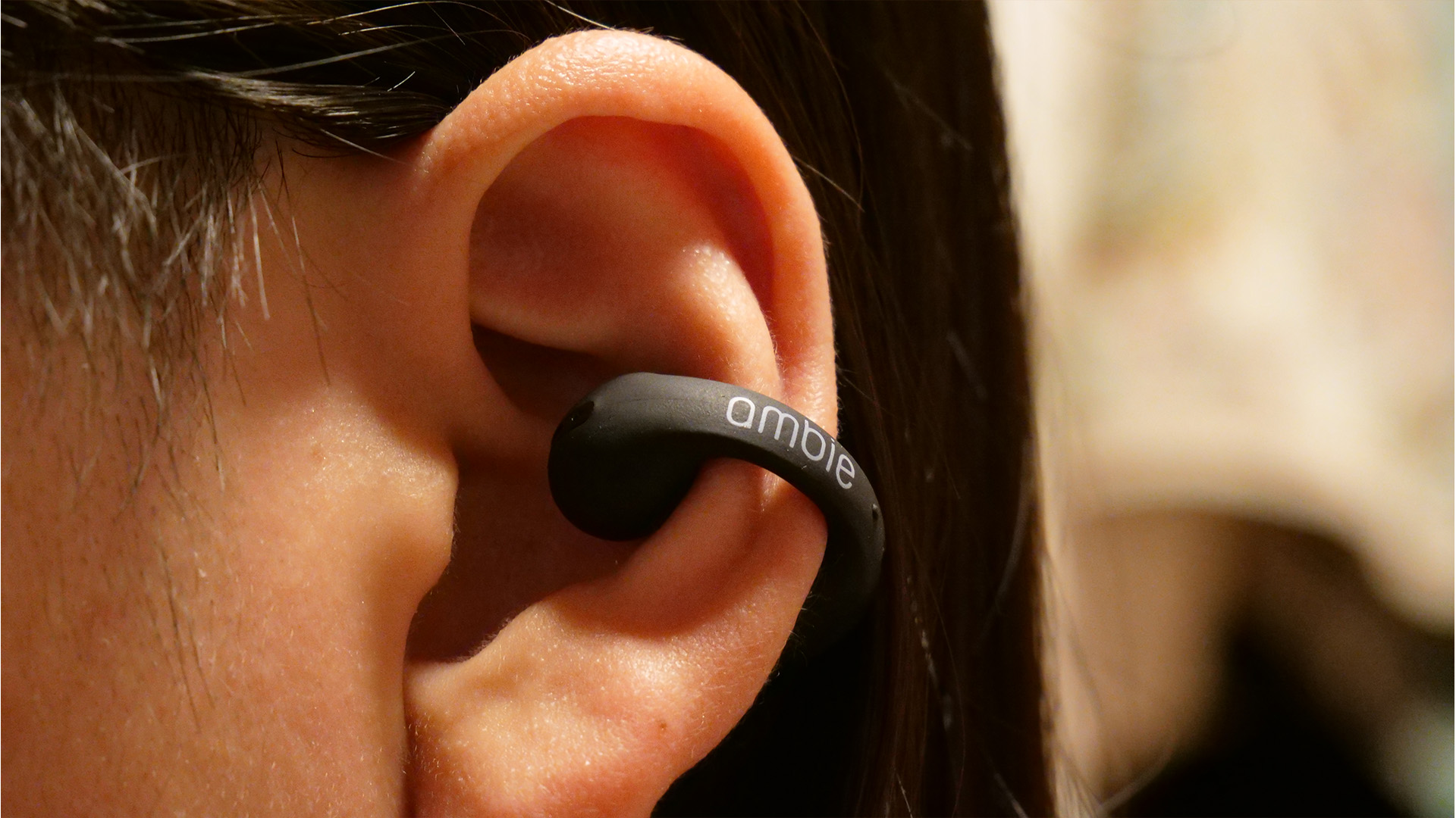 レビュー】神すぎる「ながら聴きイヤホン」の『ambie sound earcuffs