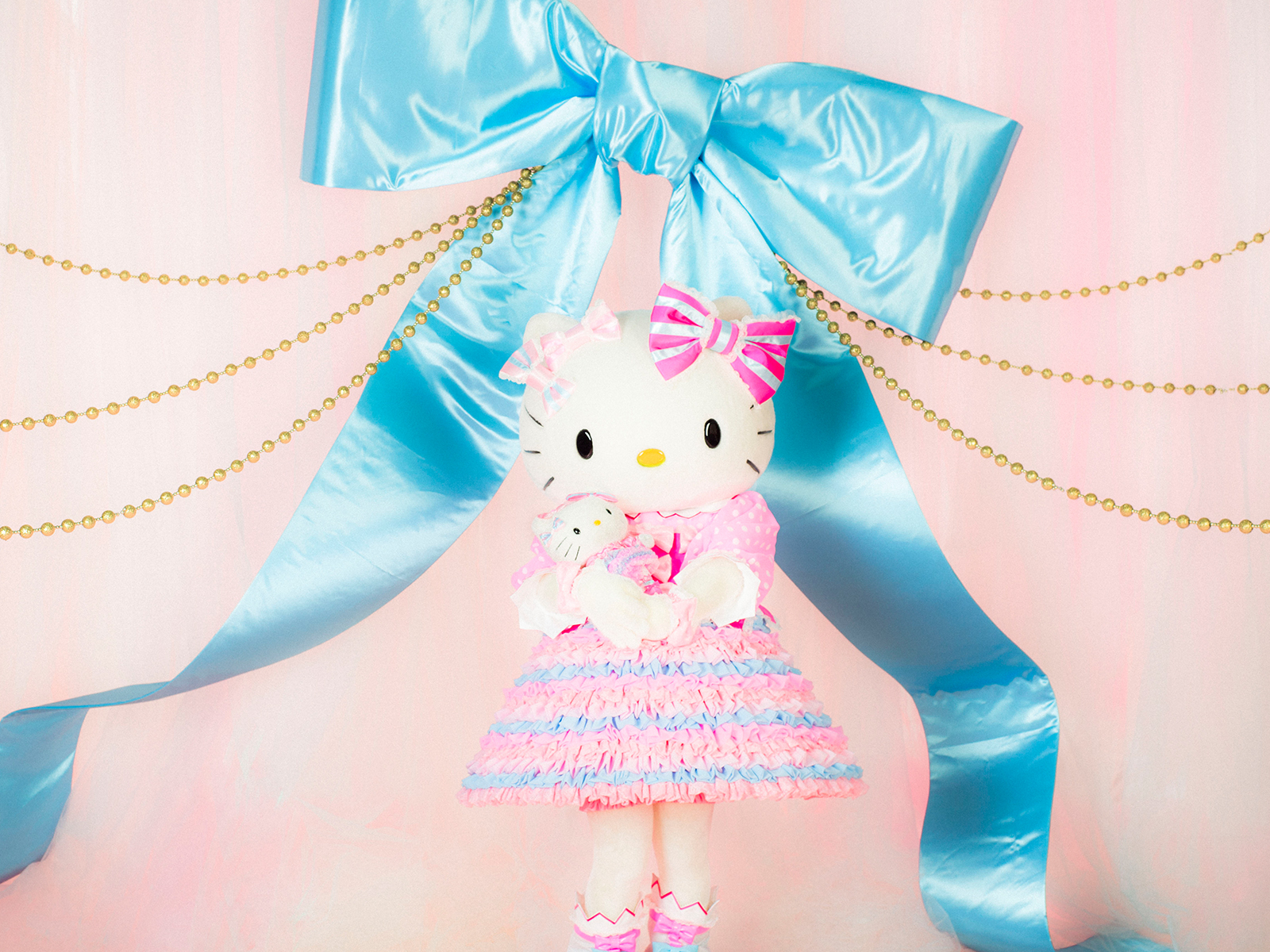 もうすぐハローキティさんの43歳のお誕生日だよ / ロマンチックな