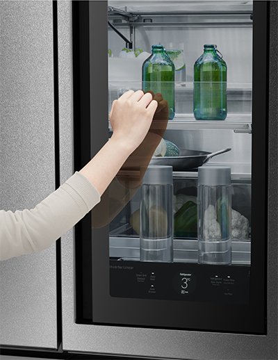 ドアを2回ノックすると中身が見える!? 自動ドア機能もついた「日本初