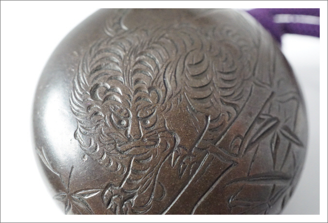 ヨロズアンティークモール / 金唐革 提げ物 根付 瑪瑙 メノウ 虎彫刻