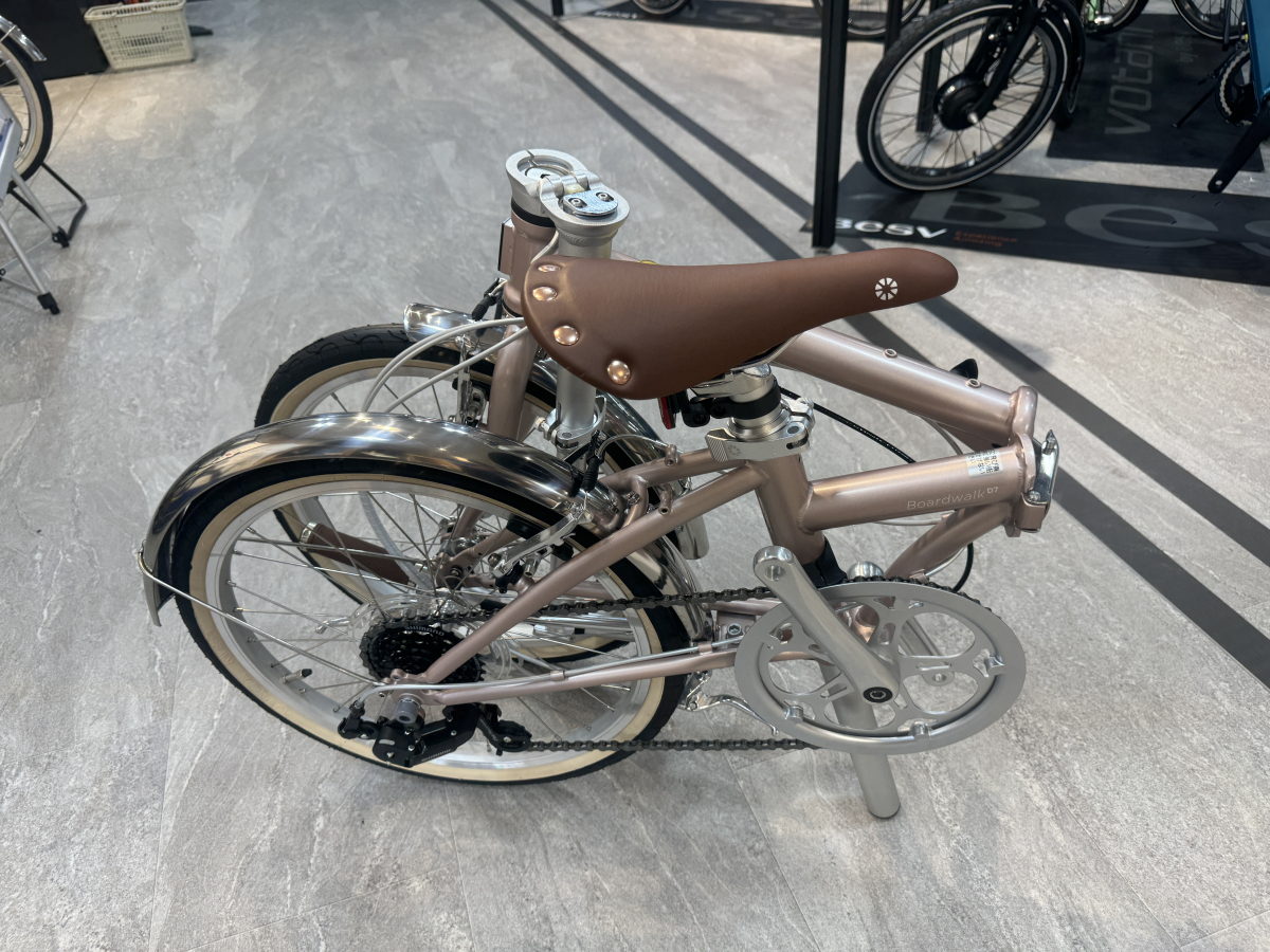クロモリフレームのオシャレな折りたたみ自転車『DAHON BOARDWALK D7