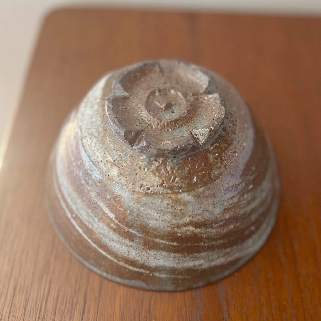 白絵刷毛目濃赤茶碗 – ゆう雑貨店