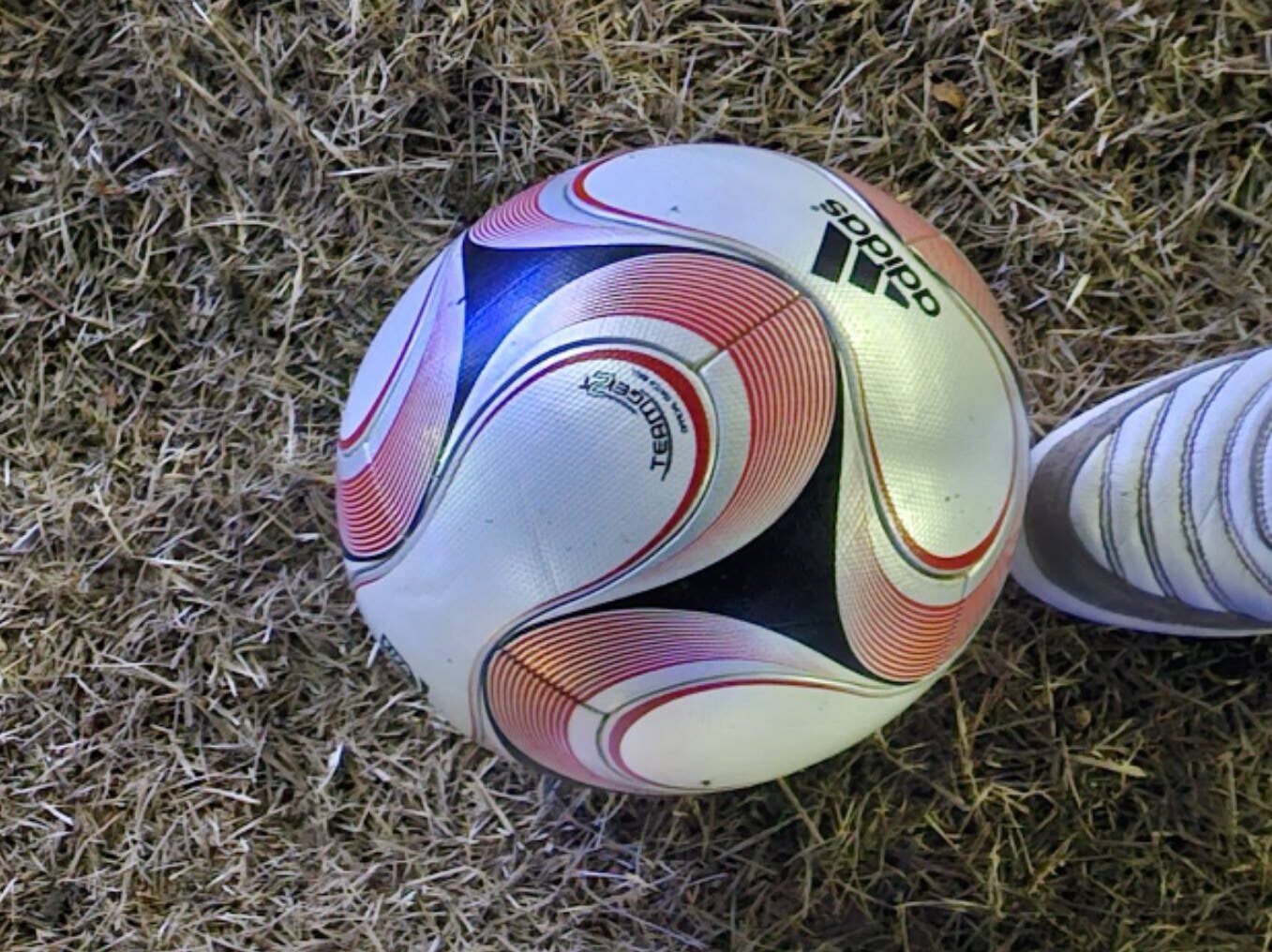 ラスト1つユーロパス公式球アディダス チームガイスト テラパス