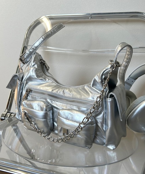 ショルダーバックを下げたエキゾチックショートヘアさん(グレー