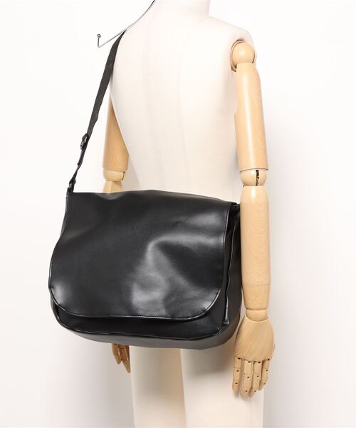 SPINNS（スピンズ） ショルダーバッグ 「A4収納可能」合皮フラップ