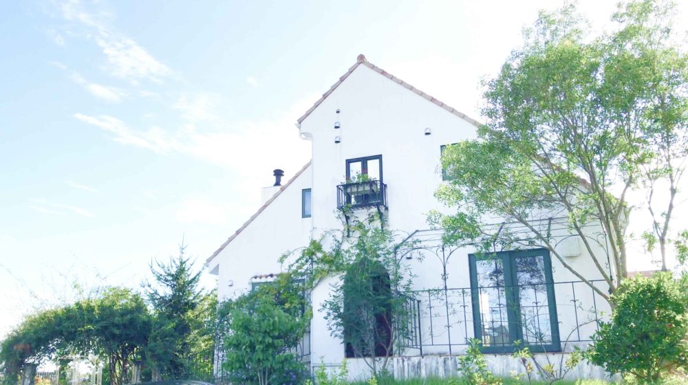 動画「遊鳥（ゆとり）ガラス工房」高台の白い家・物語の庭づくりに魅了