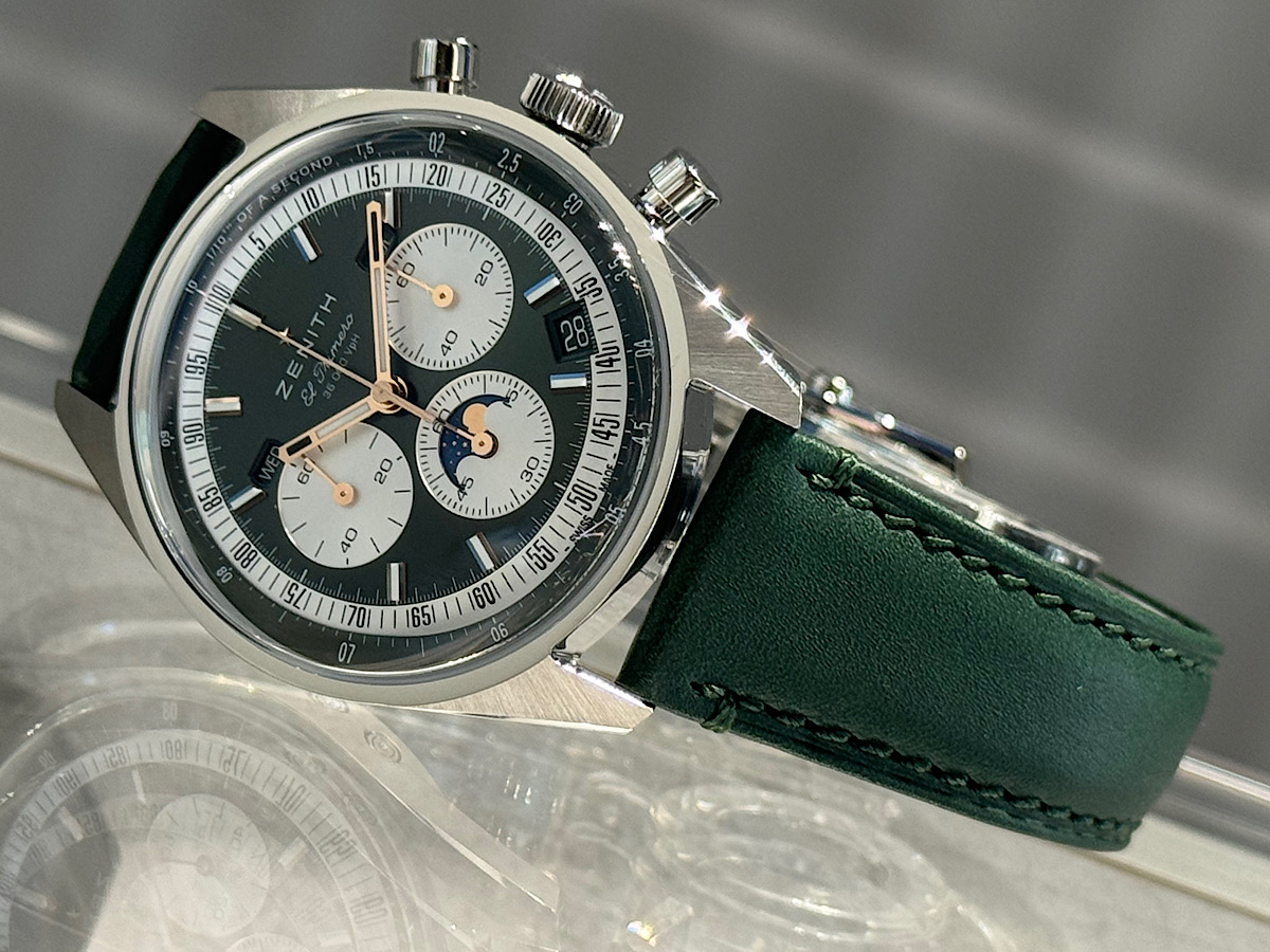 鮮やかなオリーブグリーン文字盤にムーンフェイズがセッティングされた