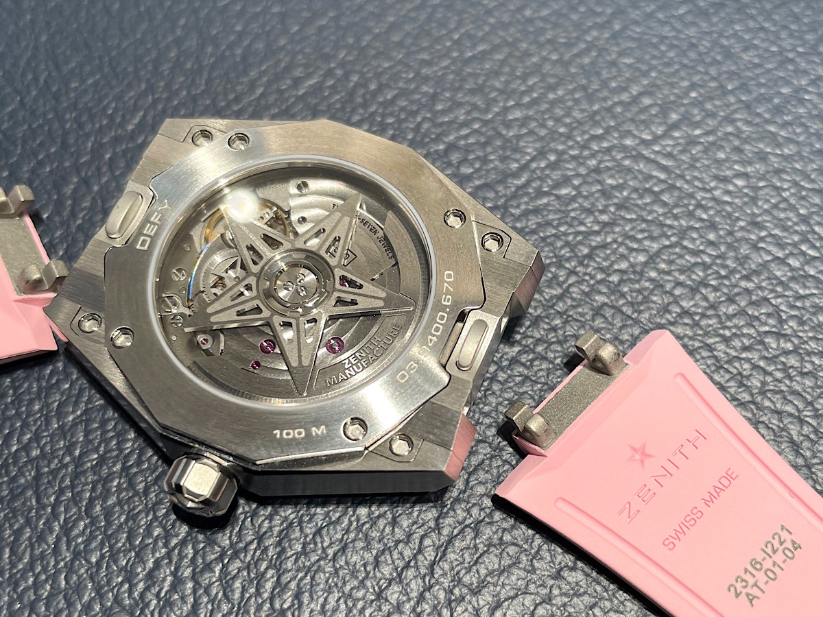 ゼニスでは珍しい？優しいピンク文字盤が印象的な『デファイ