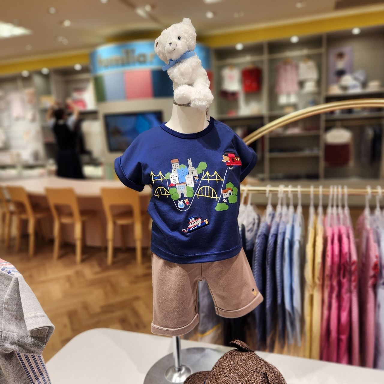 歩き始めにぴったり！クマのアートのお洋服♡｜ファミリア大阪髙島屋の