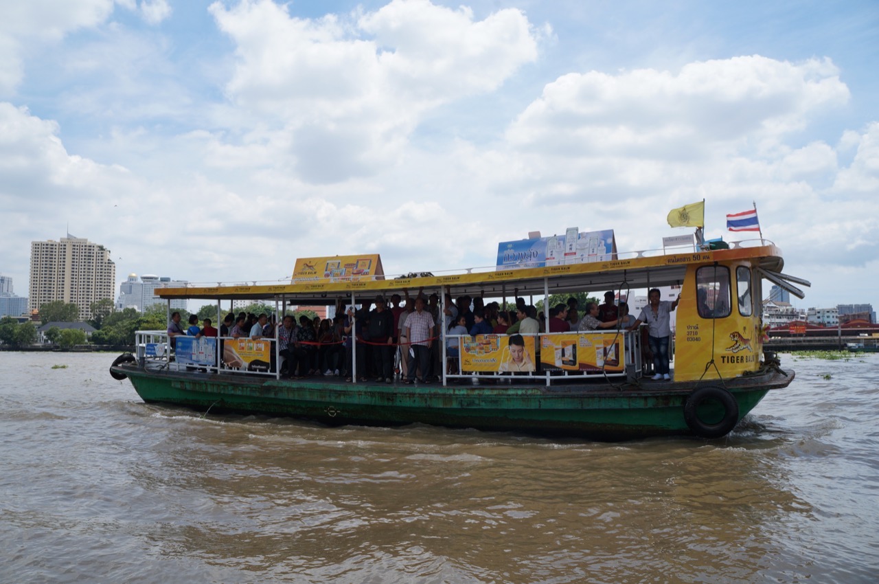 タイ・バンコク チャオプラヤ川の渡船[Advectionfog]