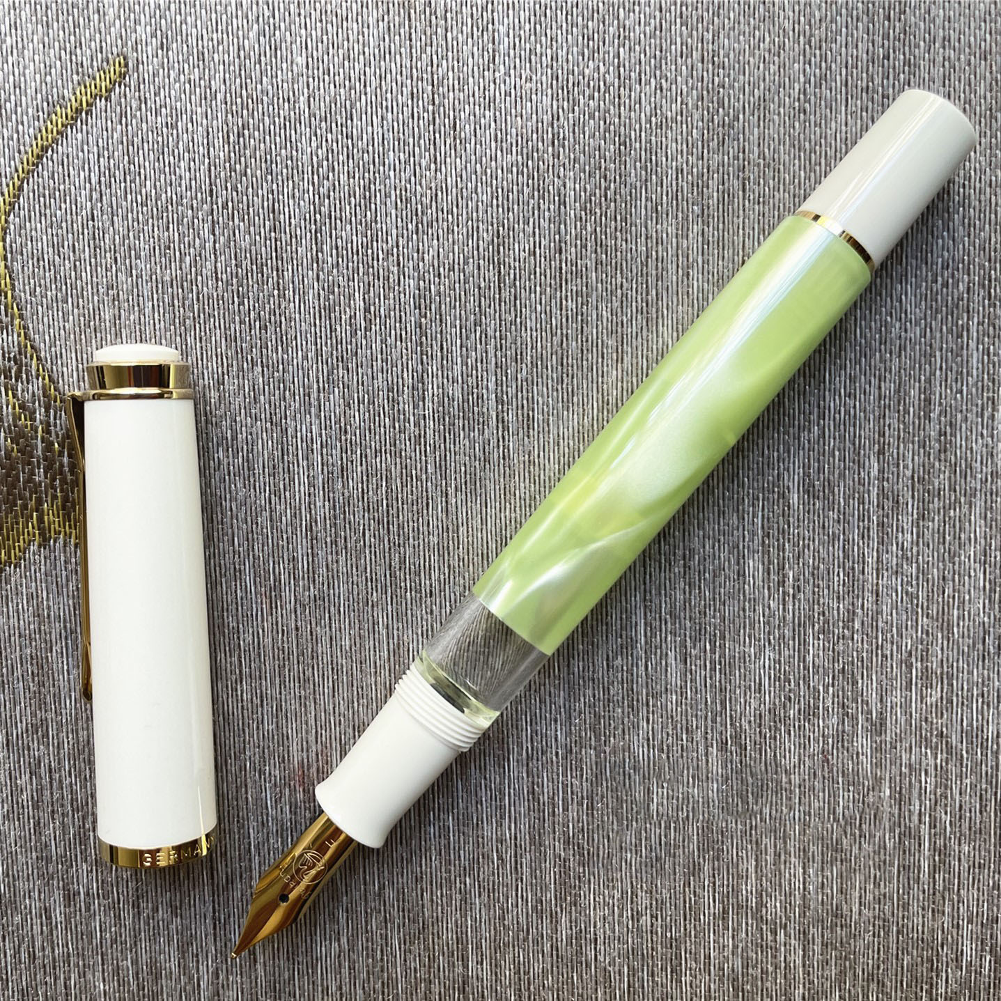 ペリカンゴールドペン先ピストン万年筆、黒緑色ストリップ、青工場