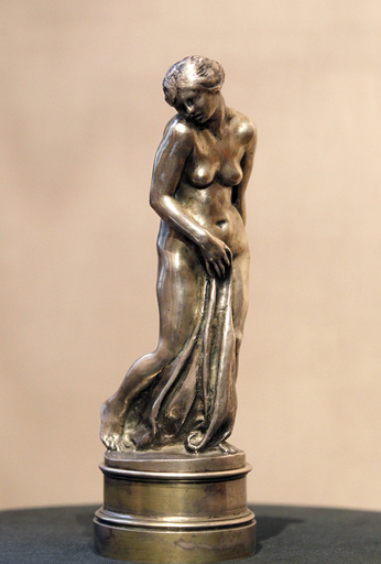 作者不詳の銀の女性像、「愛人モデルのロダン作品」と仏鑑定家 写真2枚