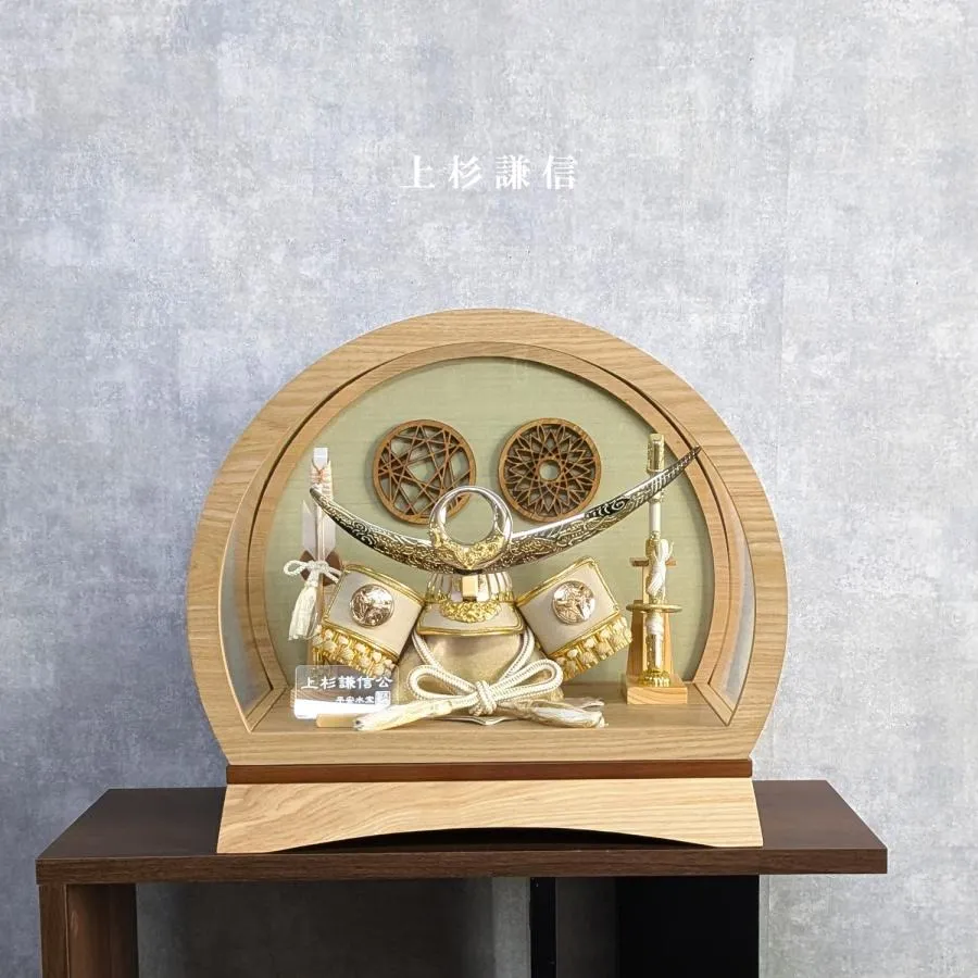 ケース飾り ドーム型 8号 上杉謙信公兜 ナチュラル | 商品一覧