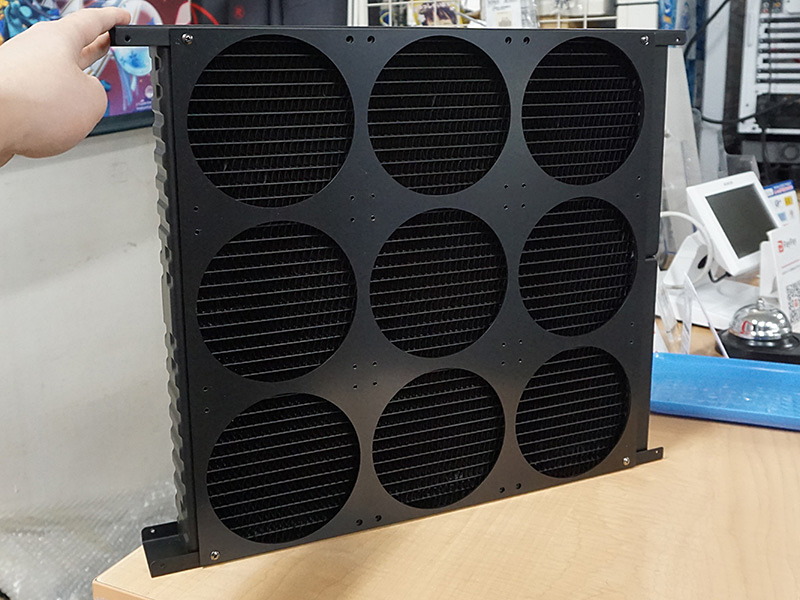 12cmファンを9基も搭載できる安価な巨大ラジエーターがBykskiから