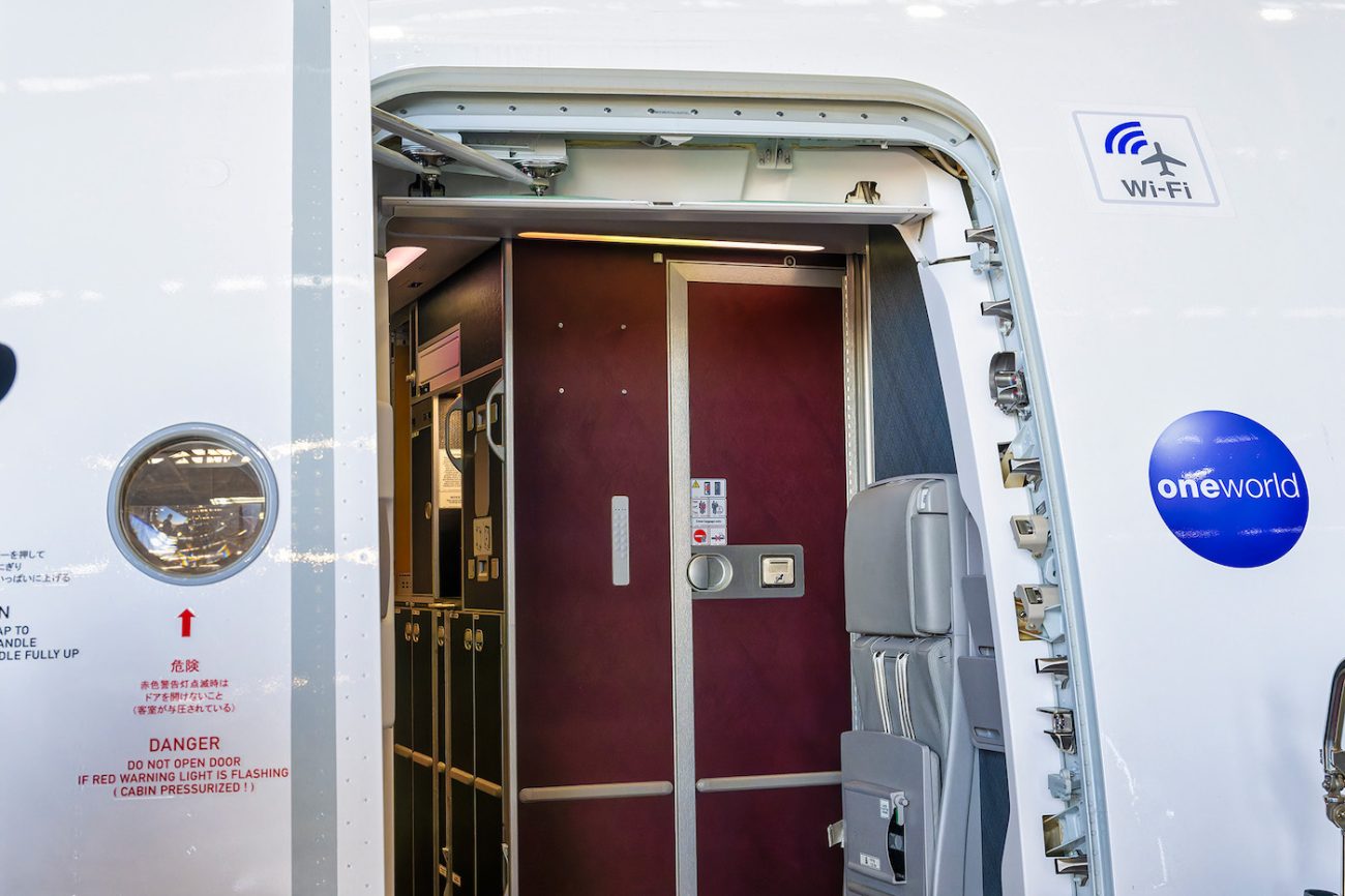 就航間近のJAL A350-1000、JA08WJ「飛行前改修」で登録記号の識別板と