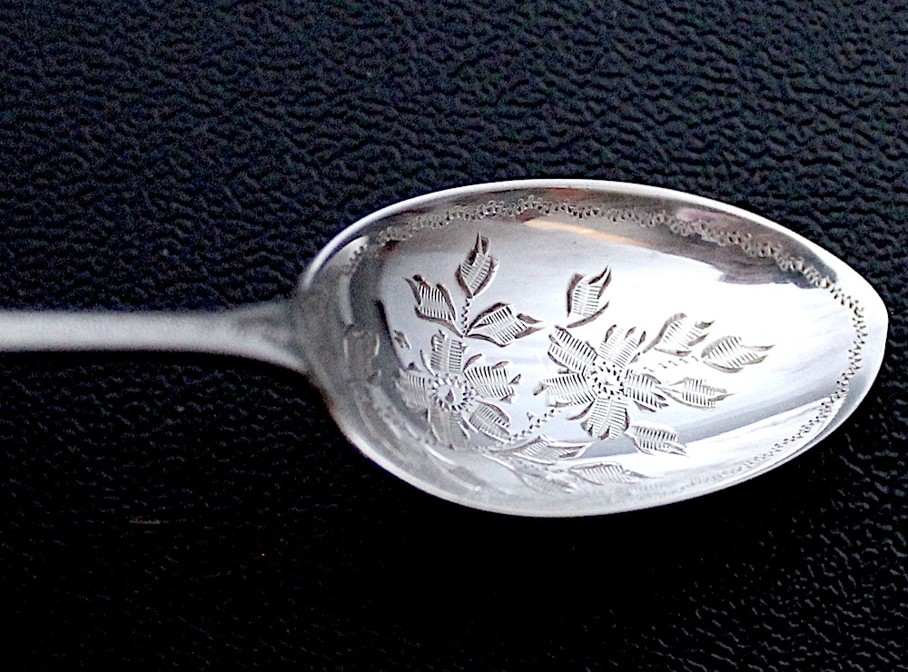 アンティーク 純銀製のスプーン 柄に花紋彫刻42.3g 全長21.cm