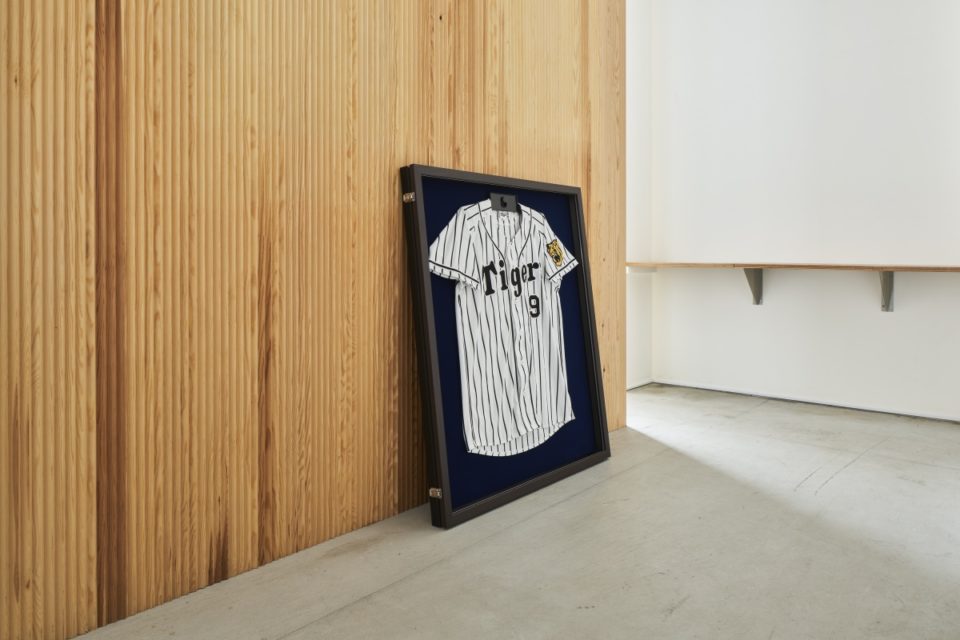 前開き式ユニフォームケース | 額縁メーカー 株式会社アルナ