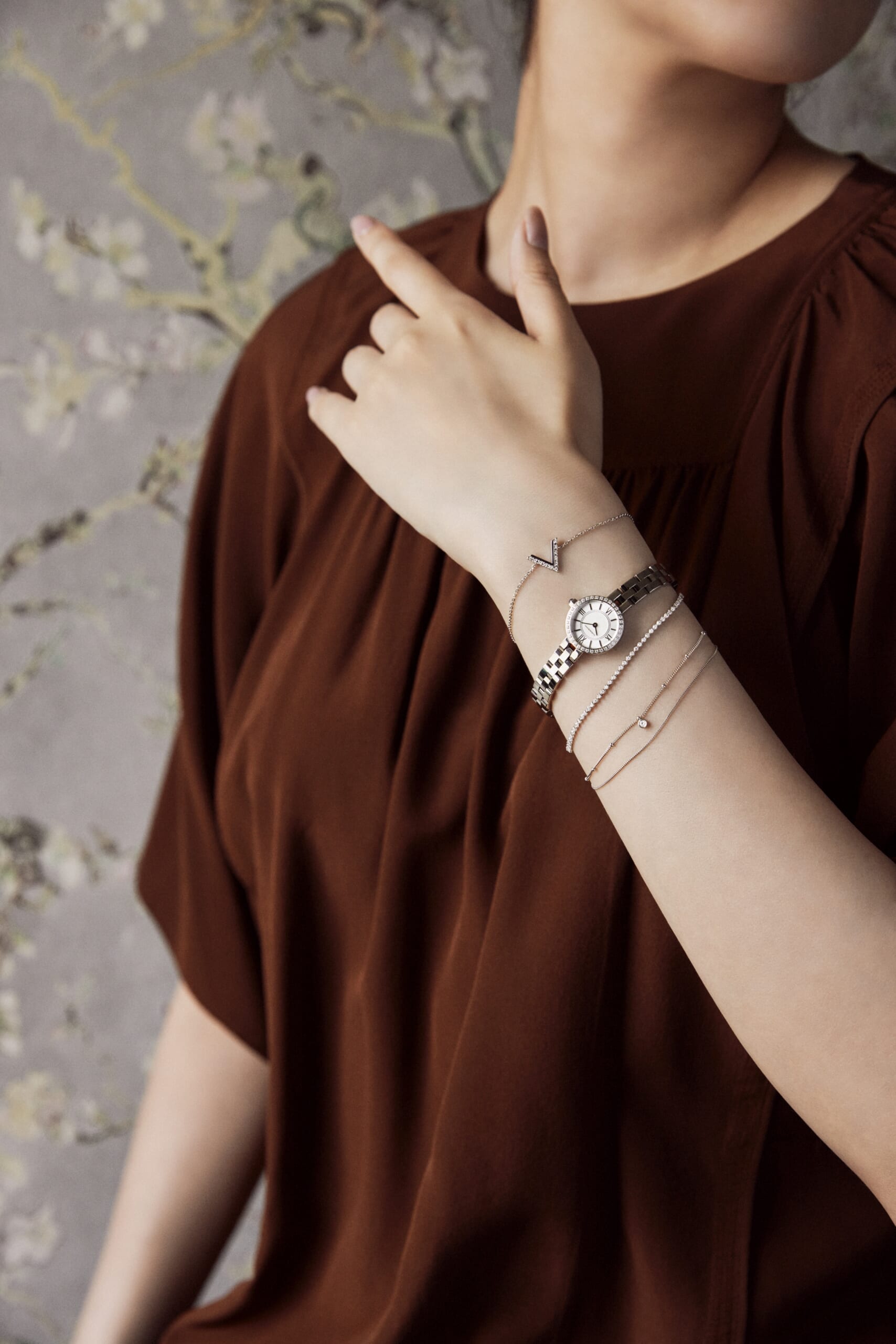 夏だからこそ手もとに華を！ タイプ別ジュエリー×時計の旬コーデ9選