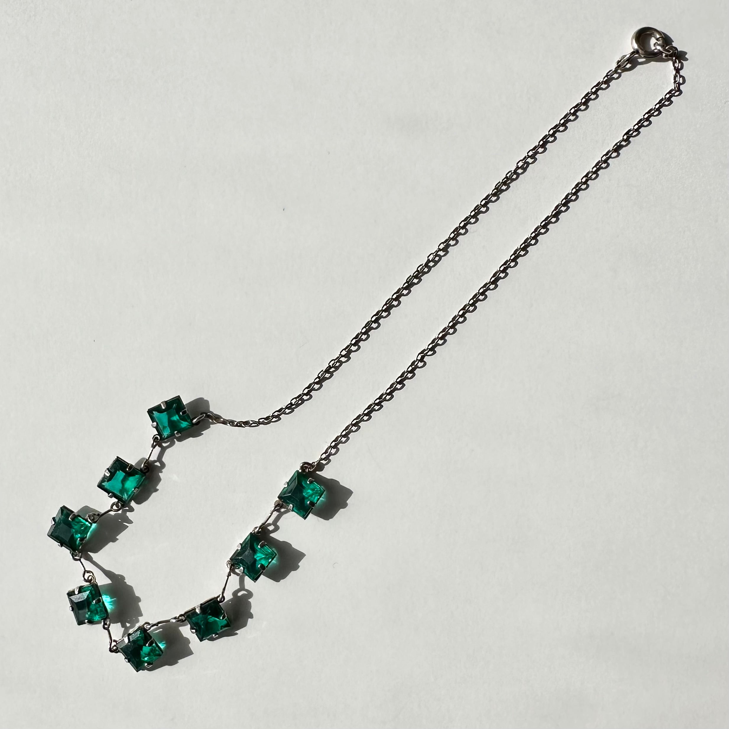 アールデコ エメラルドグリーンカラーグラス ネックレス – Amelie Antique