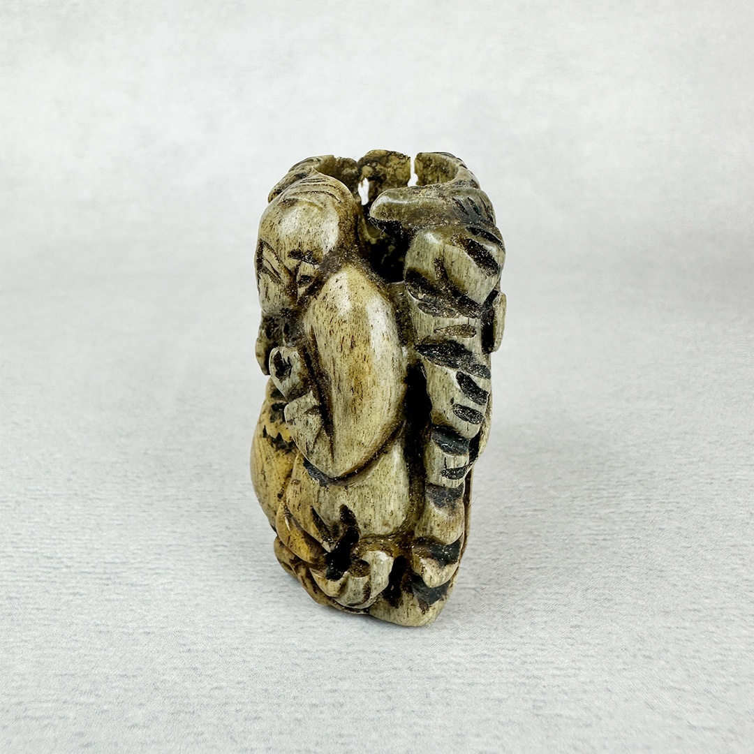 古美術 雨蛙根付 中国の唐子に福の彫刻 骨製