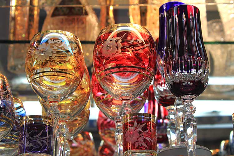 太陽で色が変化する？！ウランガラスの魅力 | 株式会社アミナコレクション